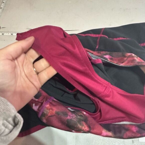 Lululemon Speed Short Black Poppy Petals Berry Rumble Trim Size 6 - Picture 5 of 7